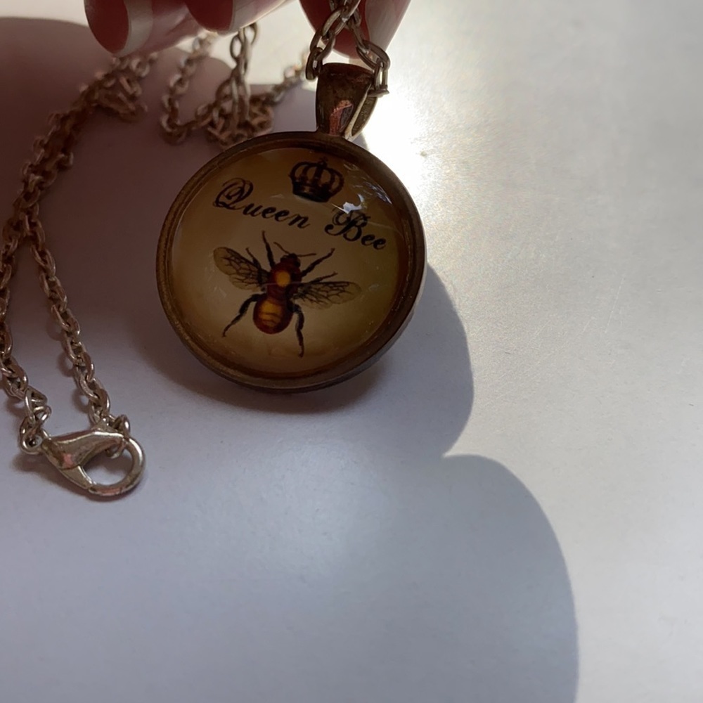 Costume bee jewelry with two pairs of earrings one queen bee necklace talisman - Picture 6 of 7